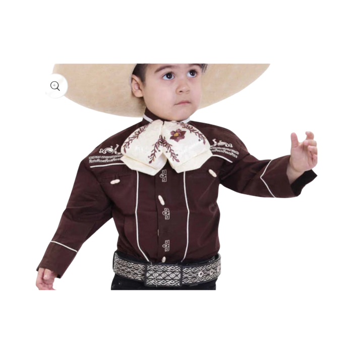 Camisa charra infantil color café con bordado blanco, prenda elegante de ropa vaquera mexicana para niños.
