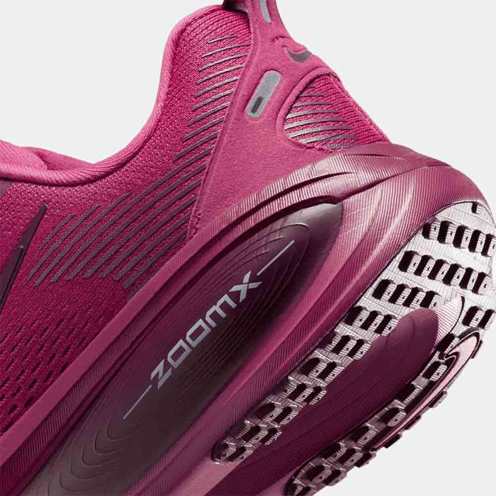 Up close, rear view of the Women's Nike Vomero 18.