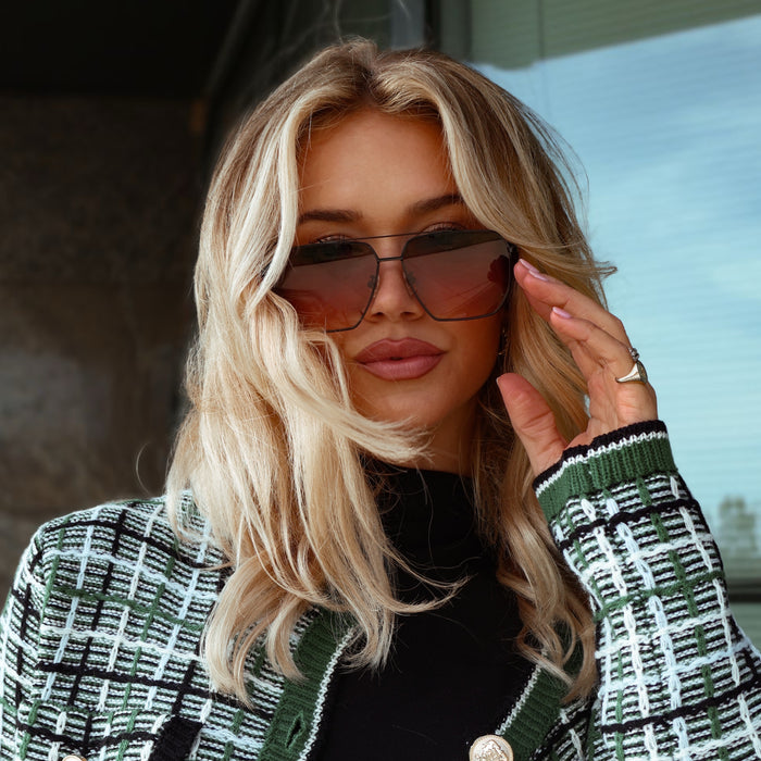 UGC - lifestyle - minimally_her wearing diff eyewear Berkely navigator sunglasses with a black metal frame and twilight gradient lenses