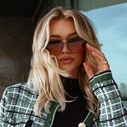 UGC - lifestyle - minimally_her wearing diff eyewear Berkely navigator sunglasses with a black metal frame and twilight gradient lenses