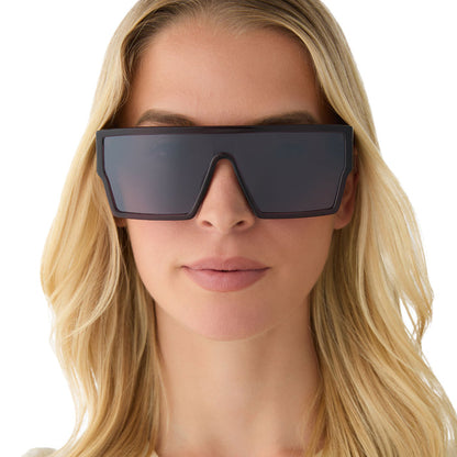 on model - female wearing diff eyewear electra shield sunglasses aubergine purple frame & silver flash lenses front view