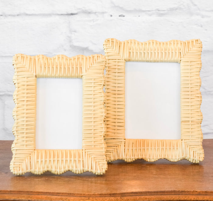 Scalloped Edge Wicker Picture Frame