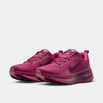 Front view of the Women's Nike Vomero 18.